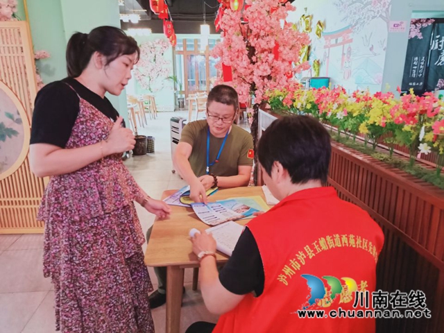 泸县玉蟾街道持续开展扫黑除恶宣传活动(图1)