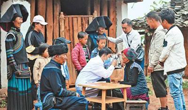 《人民日报》上刊发了一张他的大图(图2)