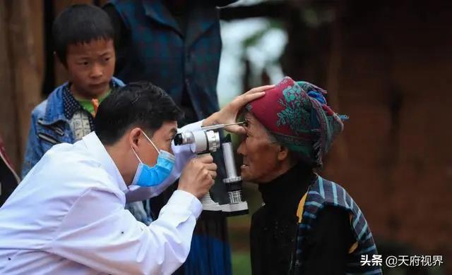 《人民日报》上刊发了一张他的大图(图4)