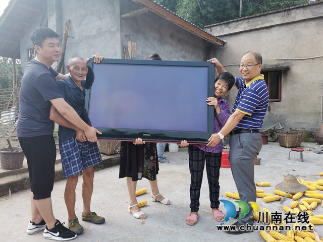 扶贫送关怀走访暖人心！泸县气象局精准扶贫得胜镇龙阴沟村(图1)