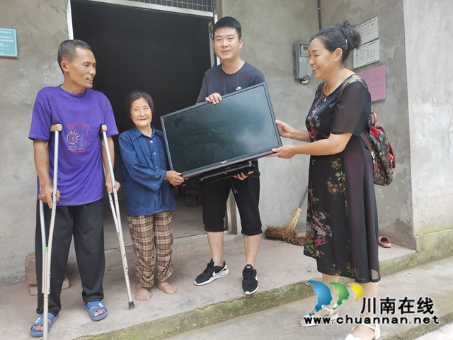 扶贫送关怀走访暖人心！泸县气象局精准扶贫得胜镇龙阴沟村(图2)