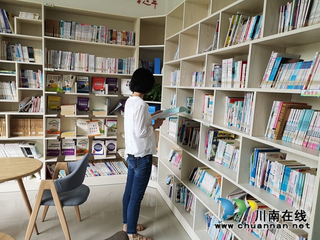 泸县玉蟾街道督导新时代文明实践站建设工作(图1)