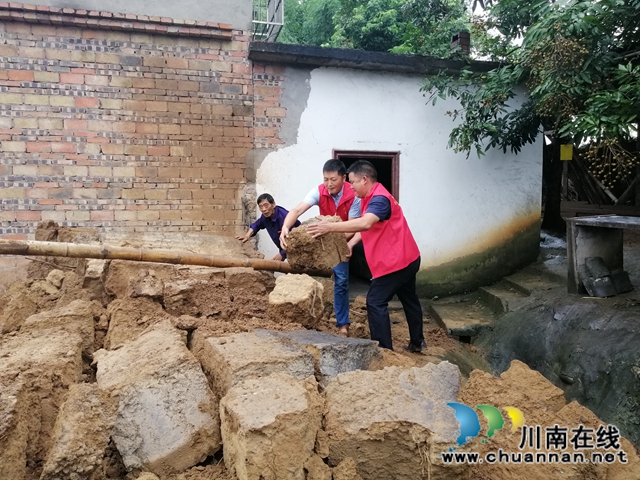 泸县太伏镇迅速行动，党员志愿者合力排危(图1)