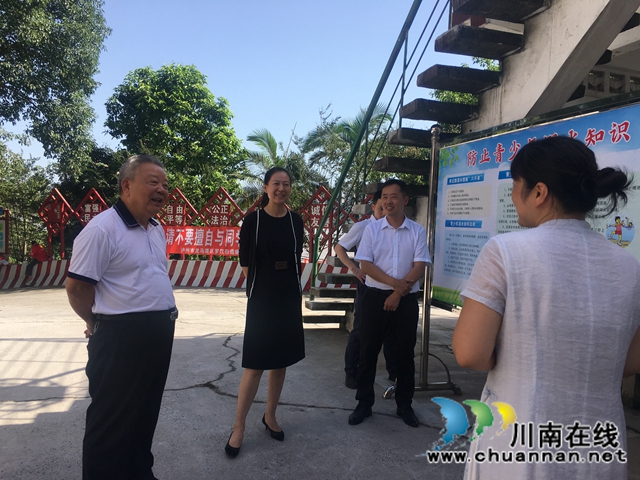 杨正律一行到龙马潭区罗汉街道慰问野泳劝导员(图1)