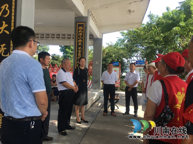 杨正律一行到龙马潭区罗汉街道慰问野泳劝导员(图3)