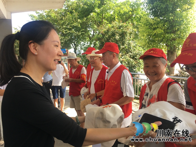 杨正律一行到龙马潭区罗汉街道慰问野泳劝导员(图2)