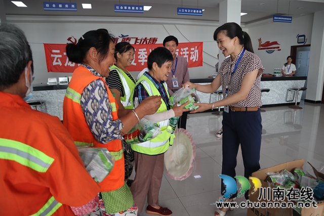 泸县云龙镇：炎热夏季送清凉，丝丝关怀暖人心(图3)
