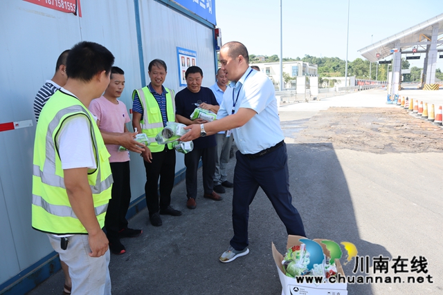 泸县云龙镇：炎热夏季送清凉，丝丝关怀暖人心(图2)