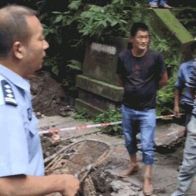 泸州北城雨污分流施工现场挖出炮弹！警方到场紧急处置(图2)