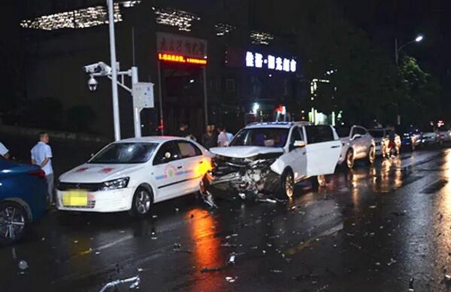 合江：教训还不够? 醉酒驾驶导致四车连撞！(图2)
