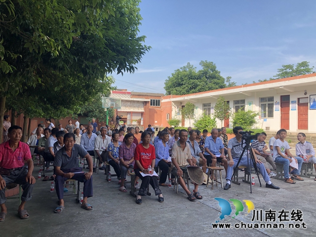 泸县群众理论“直播车”走进百和镇(图2)