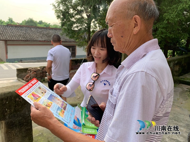 内江经开区凉风社区开展防范通讯网络诈骗宣传(图1)