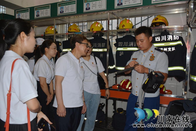 江阳区北城街道金甲虫党总支“八一”慰问江阳区消防救援大队(图1) 江阳区北城街道金甲虫党总支“八一”慰问江阳区消防救援大队(图1)