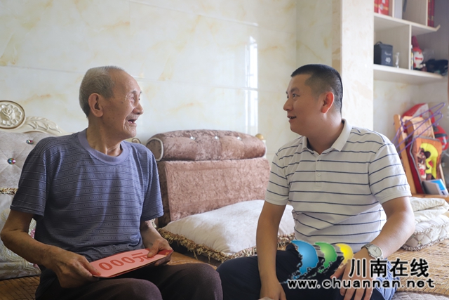 泸县玉蟾街道开展庆祝“八一”建军节慰问活动(图2)