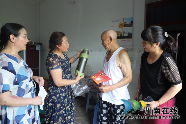 泸县玉蟾街道开展庆祝“八一”建军节慰问活动(图1)