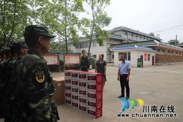 泸县玉蟾街道持续开展八·一建军节走访慰问活动(图4)