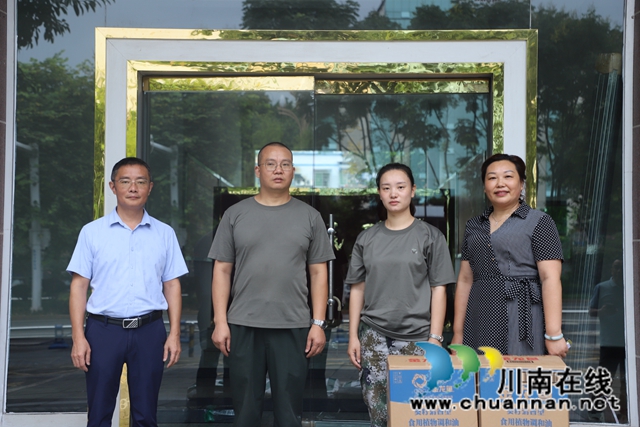 泸县玉蟾街道持续开展八·一建军节走访慰问活动(图3)