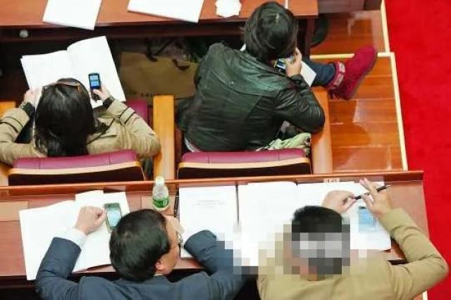 【扩散】低头“玩”手机，脖子负重50斤？