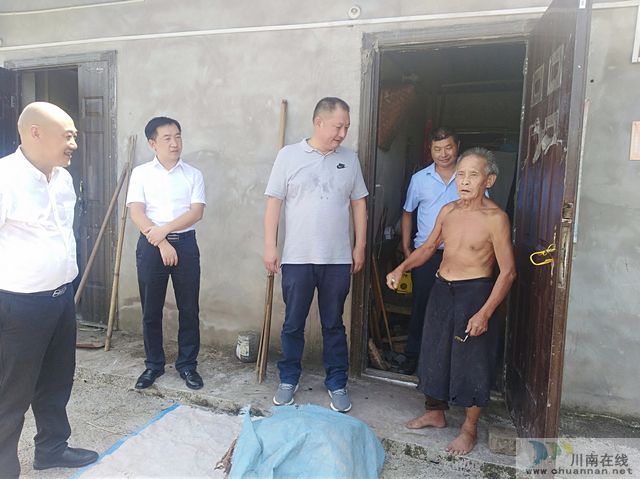 合江县委书记李仁军深入先滩镇调研脱贫攻坚工作(图1) 合江县委书记李仁军深入先滩镇调研脱贫攻坚工作(图1)