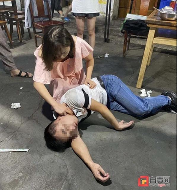 赞！男子突发疾病 自贡护士紧急跪地救人