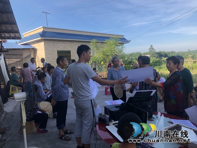 泸县云龙镇开展“青春助力 为爱前行·脱贫攻坚公益摄影”主题活动(图1)