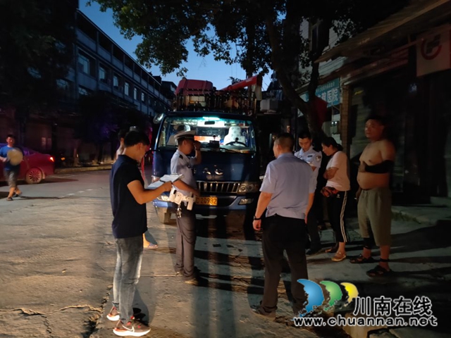泸县百和镇开展交通安全夜间巡查工作(图1)