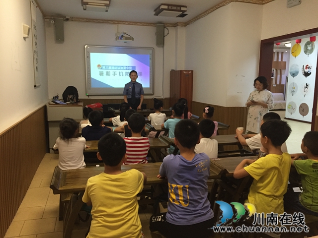 江阳区检察院、区关工委法治夏令营走进华阳街道竹苑社区(图1)