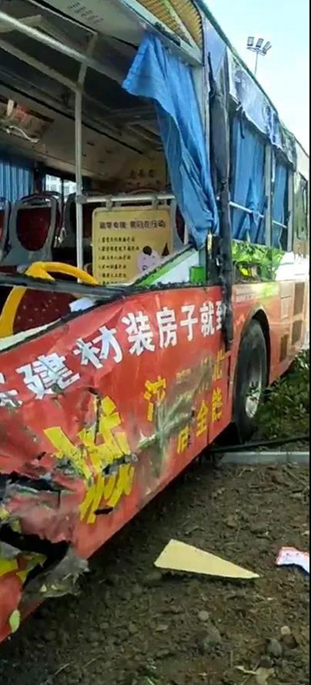 泸州一超载货车闯红灯撞上公交车！记12分、降级、深度调查(图2)