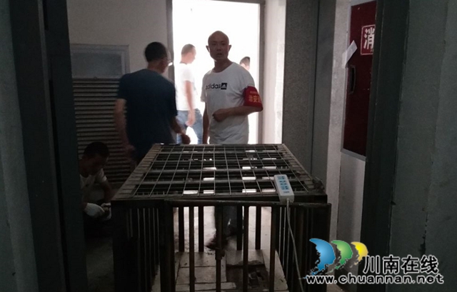 内江经开区靖民镇双雁社区:清理楼道杂物,网格员在行动 (图1) 内江经开区靖民镇双雁社区:清理楼道杂物,网格员在行动 (图1)