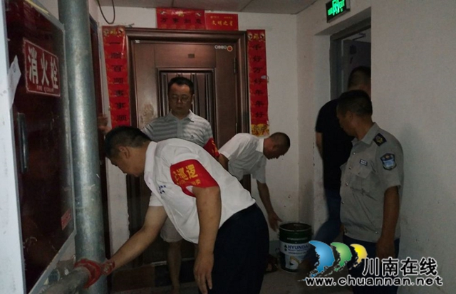 内江经开区靖民镇双雁社区:清理楼道杂物,网格员在行动 (图2) 内江经开区靖民镇双雁社区:清理楼道杂物,网格员在行动 (图2)