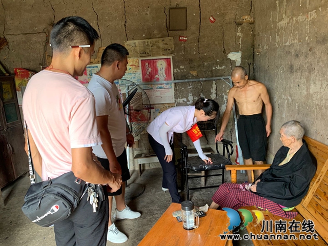 内江经开区靖民镇凉风社区为残疾人送爱心(图1)