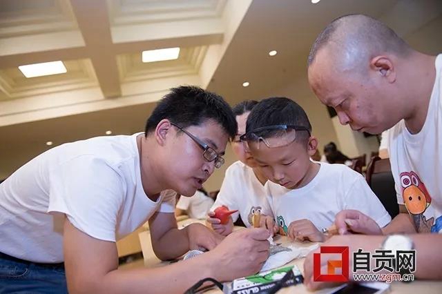 “恐龙研学游 彩灯璀璨夜”精品线路推荐一：自贡盐龙灯研学游(图2)