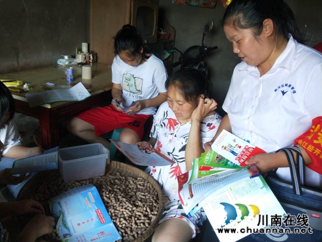 内江经开区靖民镇双塘村：宣传进农家，持续推进创文明城市(图2)