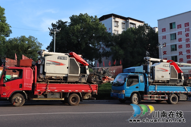 泸县云龙镇积极做好收割机跨区作业管理服务工作(图1)