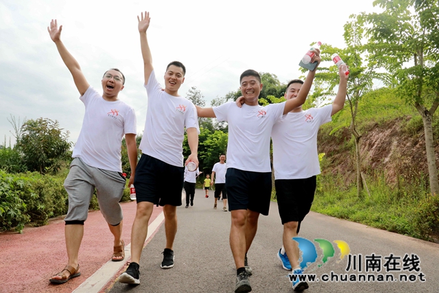 全民健身，万步有约！龙马潭500余名群众健步走双加(图3)