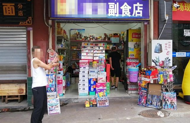 泸州：偷5包烟被抓现行 男子竟亮刀威胁