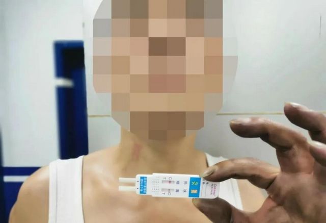 泸州：偷5包烟被抓现行 男子竟亮刀威胁(图2)