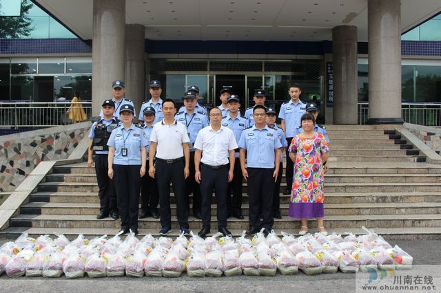 玉蟾街道持续开展夏日送“清凉”慰问活动(图2) 玉蟾街道持续开展夏日送“清凉”慰问活动(图2)