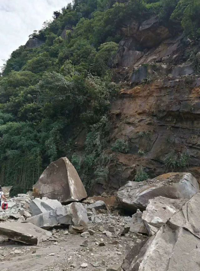 3辆车被砸，3人受伤！宜宾姚家嘴山体塌方！道路中断，请来往车辆绕行