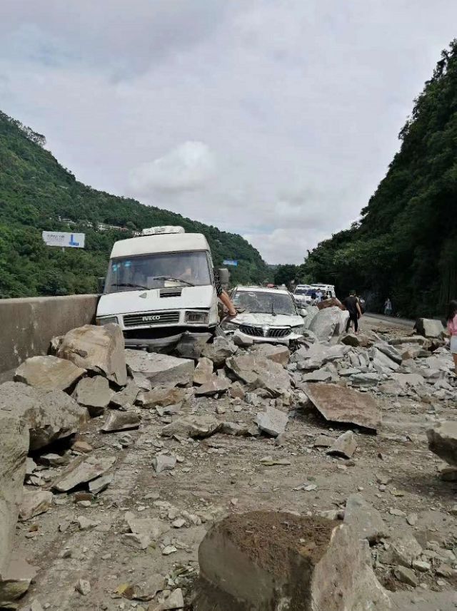 3辆车被砸，3人受伤！宜宾姚家嘴山体塌方！道路中断，请来往车辆绕行(图2)