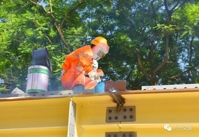 战高温 抢进度丨泸州长江大桥维修最新进展​来啦！