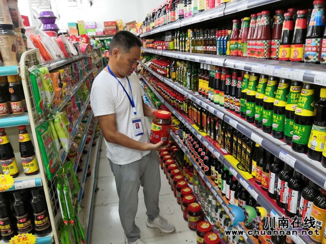 泸县立石镇人大主席率队开展食品安全检查(图1) 泸县立石镇人大主席率队开展食品安全检查(图1)