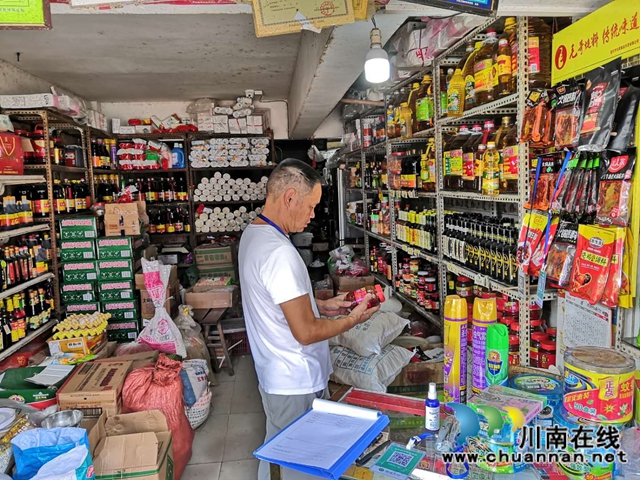 泸县立石镇人大主席率队开展食品安全检查(图3) 泸县立石镇人大主席率队开展食品安全检查(图3)