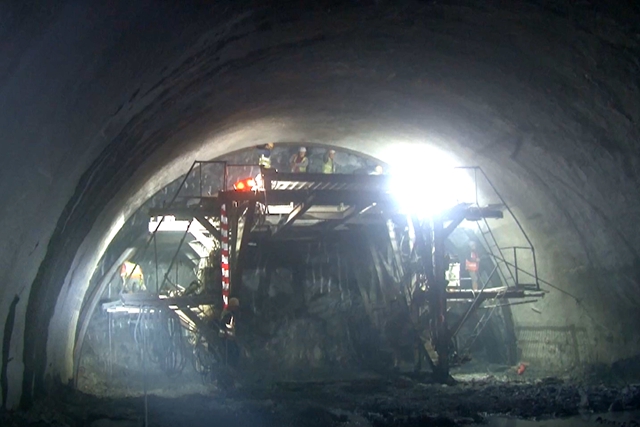 宜彝高速最新进展：全线第一座长隧道顺利贯通(图2)