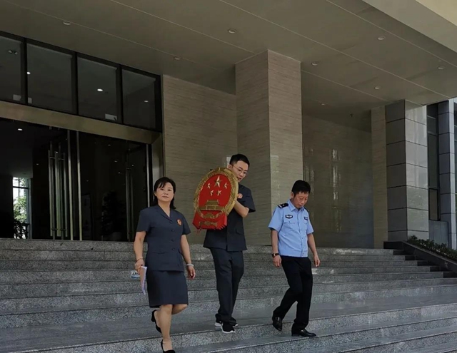 咋回事？江阳法院竟把“法庭”搬进了交警队！(图1)