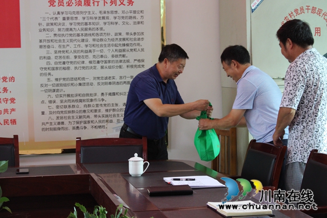 杨双全到泸县玉蟾街道督导脱贫攻坚、防灾减灾、河长制工作并开展送“清凉”活动(图2)