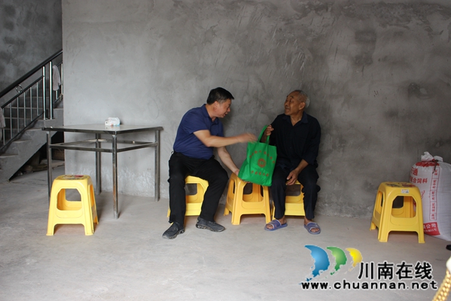 杨双全到泸县玉蟾街道督导脱贫攻坚、防灾减灾、河长制工作并开展送“清凉”活动(图4)