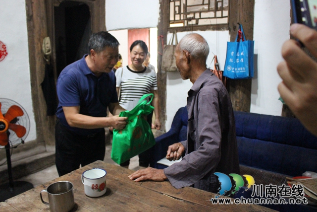 杨双全到泸县玉蟾街道督导脱贫攻坚、防灾减灾、河长制工作并开展送“清凉”活动(图7)