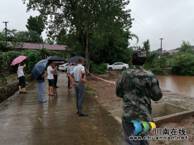 内江经开区靖民镇石马村:积极开展雨天安全隐患排查(图2)