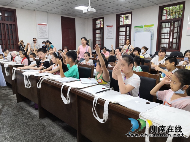 龙马潭区小市街道开展“青伴童行 快乐同行”环保袋创意绘画活动(图4)